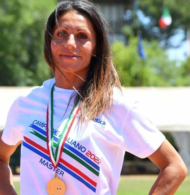 Nella foto, Rosa Iovine con al collo la medaglia Master F-40