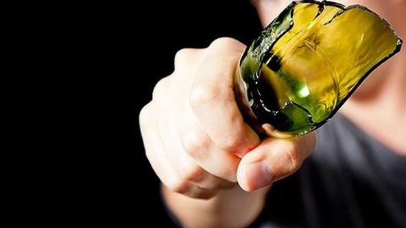Studenti rincorsi per strada e minacciati con una bottiglia per rapina, arrestato l’aggressore