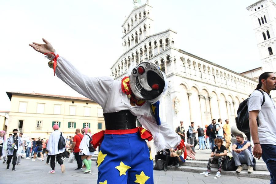 Lucca Comics, al via l’edizione dei record: un minuto di silenzio per le vittime dell’esplosione - Video
