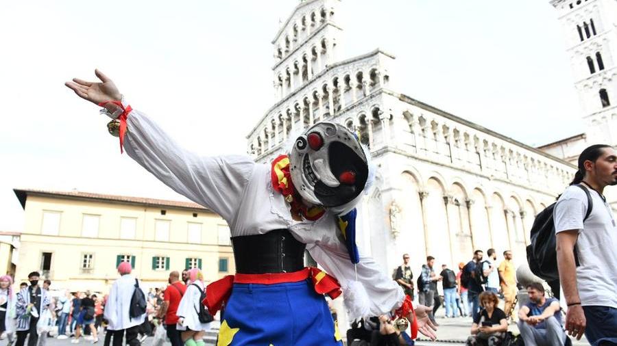 Lucca Comics, al via l’edizione dei record: un minuto di silenzio per le vittime dell’esplosione - Video