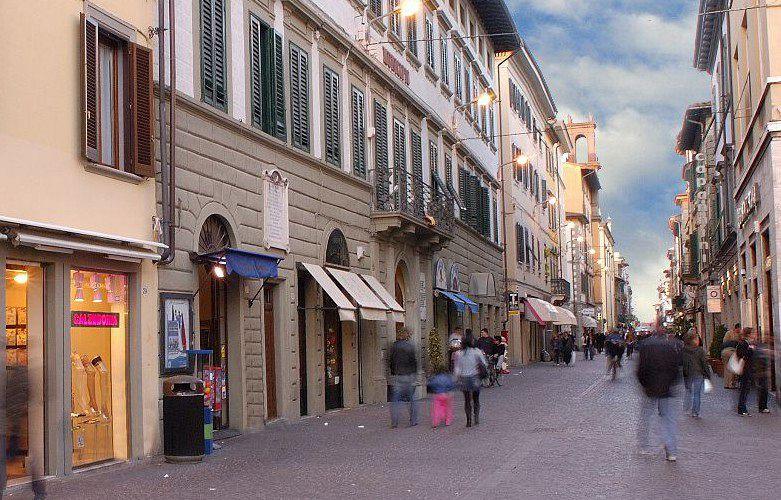 
	Corso Matteotti a Pontedera, centro dello shopping in Valdera

