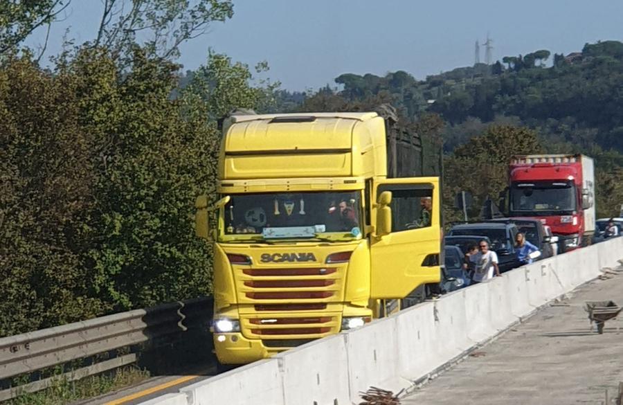 Camion guasto, 5 chilometri di coda in Fi-Pi-Li