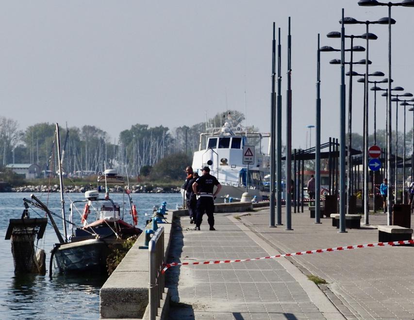 Porto Garibaldi, i vongolari pescano una bomba: chiusi portocanale e strade