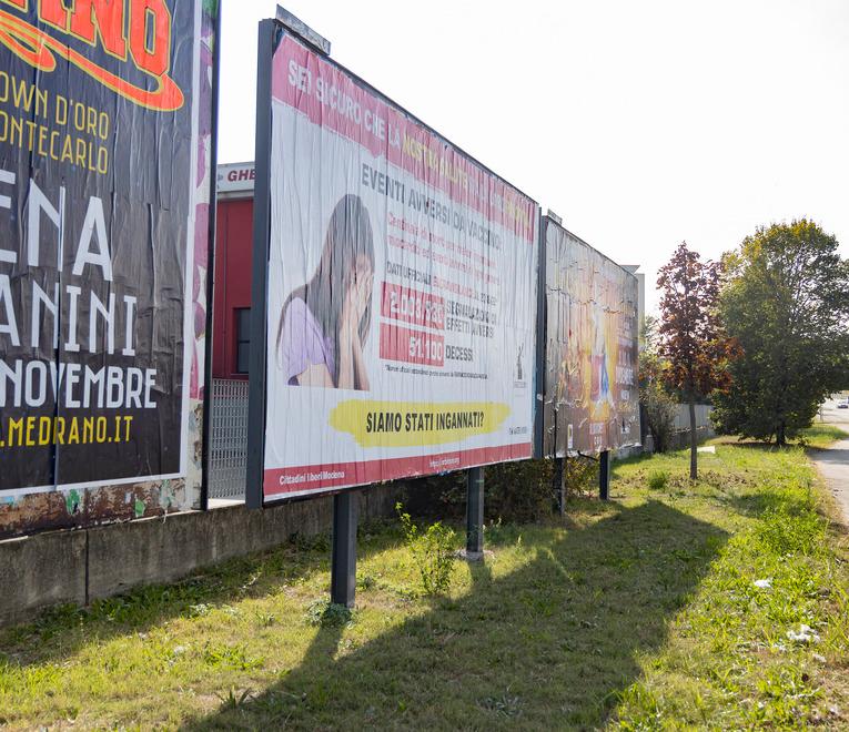 Modena. Cartelloni no-vax affissi in città L’Ausl va in Procura per segnalarli 