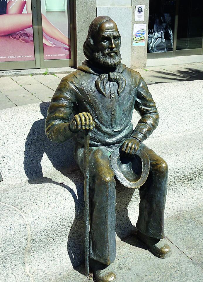 Sputi, insulti e schiaffi alla statua di Garibaldi, il pronipote dell’Eroe: “Atto da condannare”