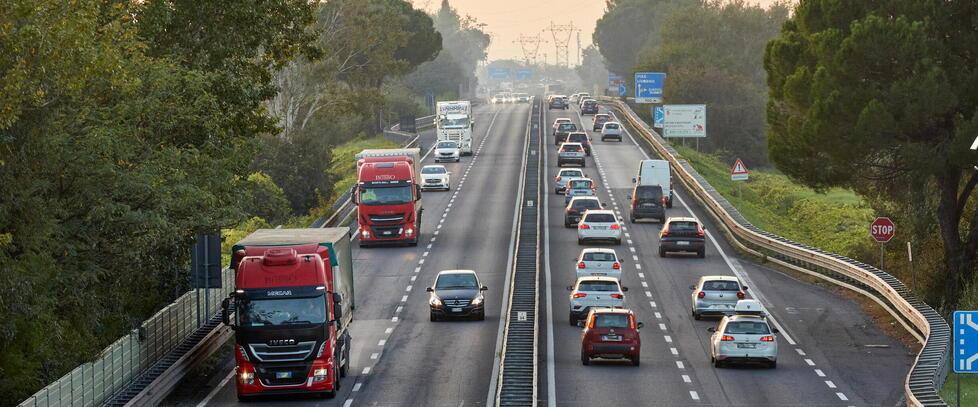 Code in Fi-pi-li per un camion guasto, gli automobilisti: «Vogliamo risarcimenti per i disagi continui»