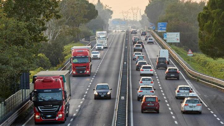 Code in Fi-pi-li per un camion guasto, gli automobilisti: «Vogliamo risarcimenti per i disagi continui»