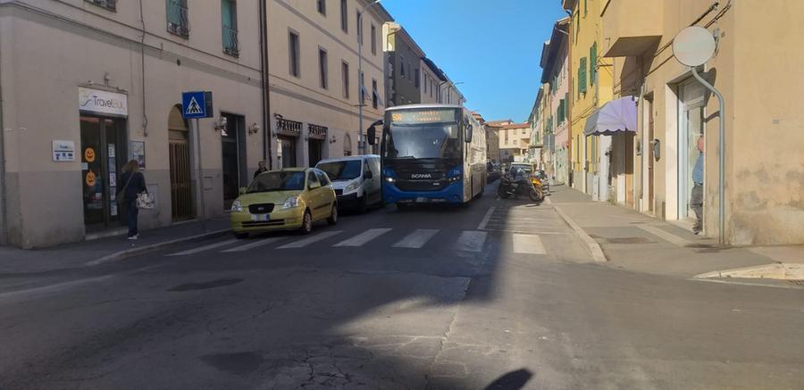Bus bloccato dall’auto in sosta, traffico in tilt