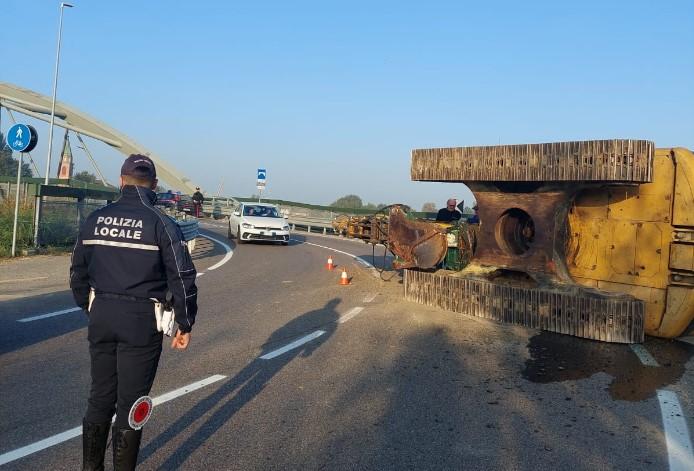 Bomporto. Macchina movimento terra cade da camion e blocca la strada provinciale