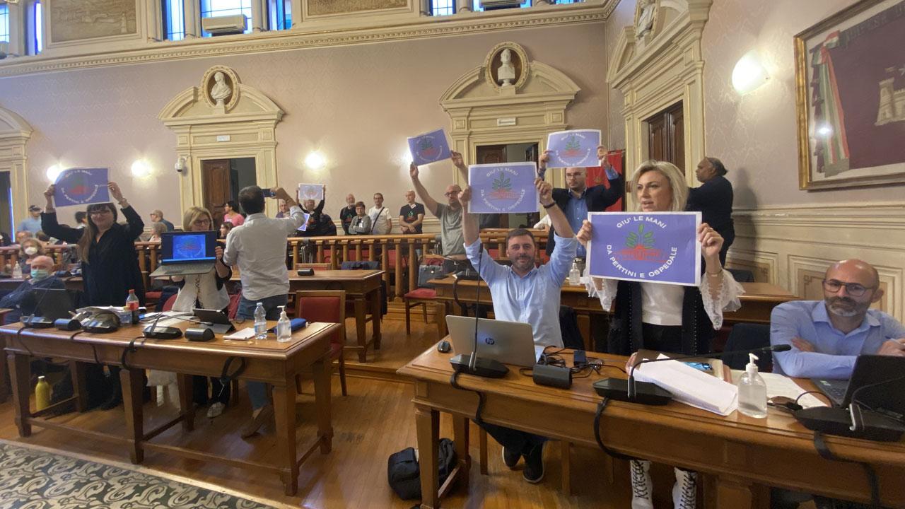 «Sul nuovo ospedale di Livorno non ci fermiamo»: votato il via libera all’ex Pirelli 