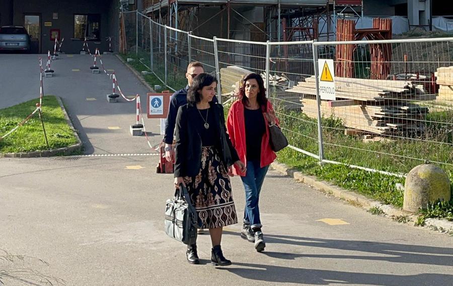 
	Emma Marrazzo, a destra, all'uscita dal&nbsp; Tribunale di Prato insieme al suo avvocato

