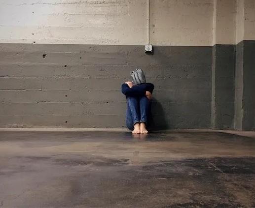 Firenze, rinchiude la figlia in una stanza insonorizzata e senza mobili: la madre finisce davanti al giudice