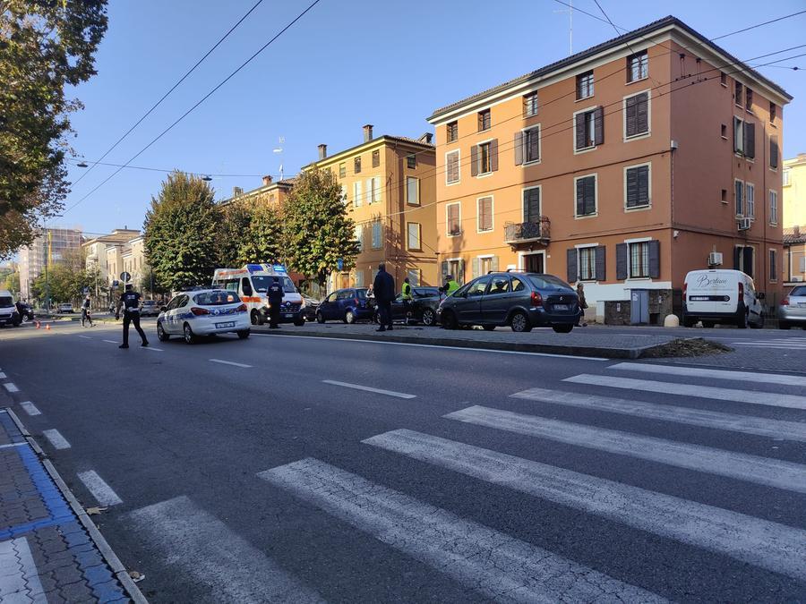 Modena, attraversa la strada in via Giardini: travolta da un’auto