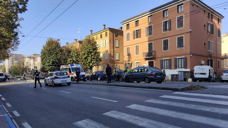 Modena, attraversa la strada in via Giardini: travolta da un’auto