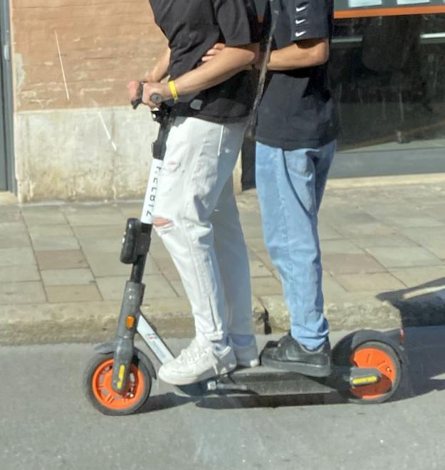 Ferrara, in due sul monopattino: uno finisce all'ospedale 