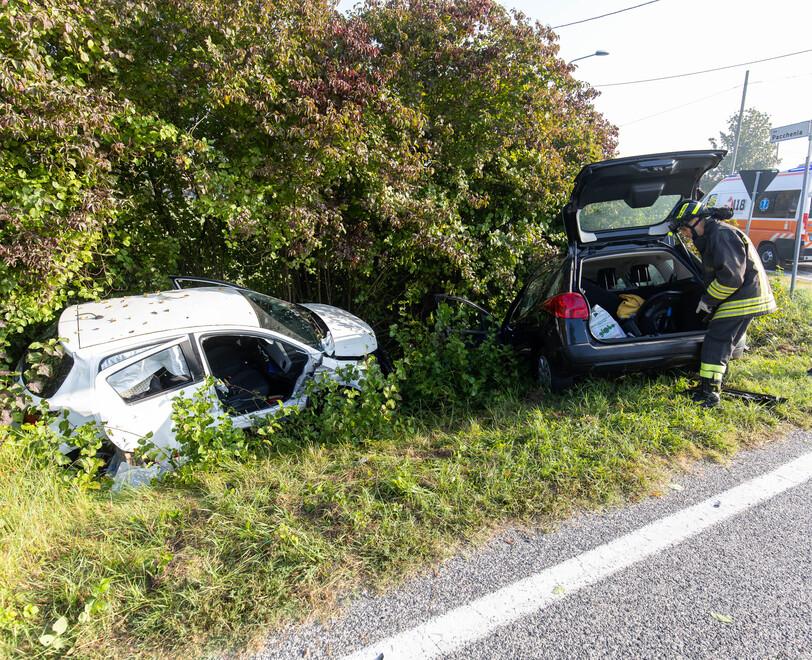 Scontro tra due auto con cinque persone ferite