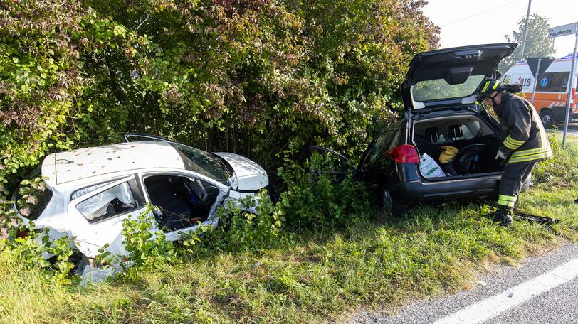 Scontro tra due auto con cinque persone ferite