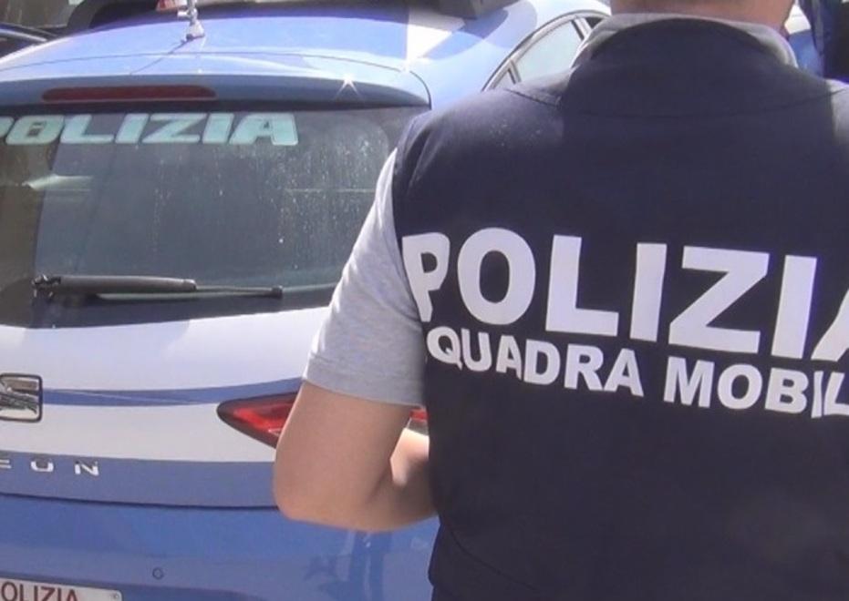 Rapinano coppia di fidanzati