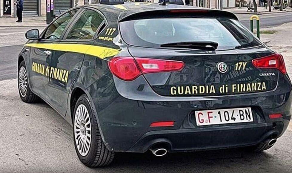 Falso finanziere scoperto e denunciato da quelli veri