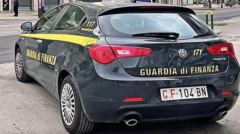 Falso finanziere scoperto e denunciato da quelli veri