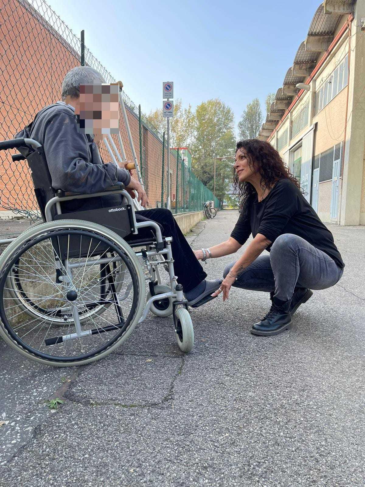 La Nuova Luce dona carrozzina a un disabile reggiano
