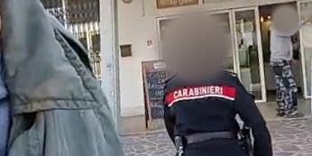 Lido Nazioni: «Quel signore si deve coprire, non può girare con lo slippino» 