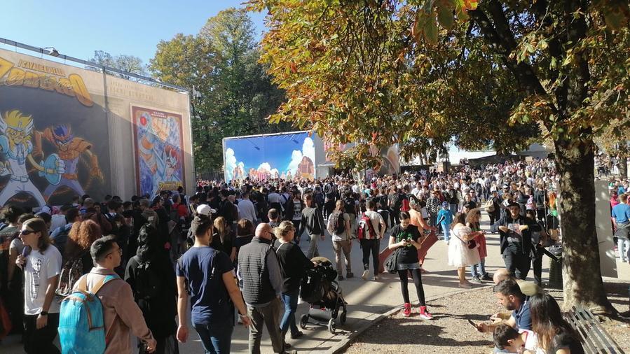 Un fiume di gente alla seconda giornata di Lucca Comics: è il primo giorno da tutto esaurito