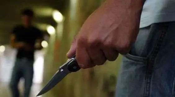 Lite in strada a Porta al Prato, un uomo ferito al volto con un coltello