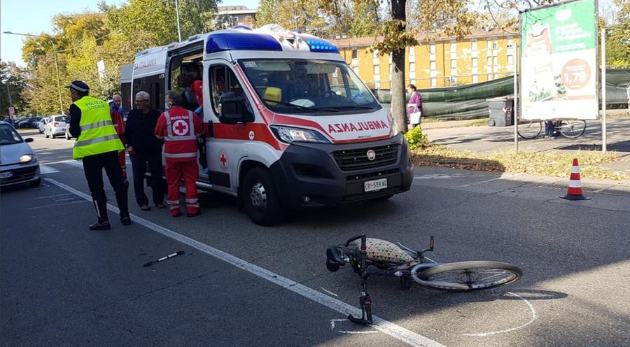 Modena, ciclista travolta sulla Nonantolana