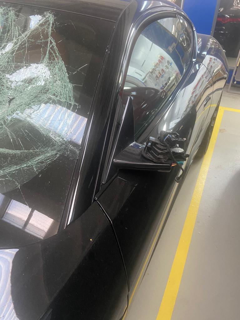 Ha distrutto una Jaguar a mazzate. Ora è accusato anche di lesioni 