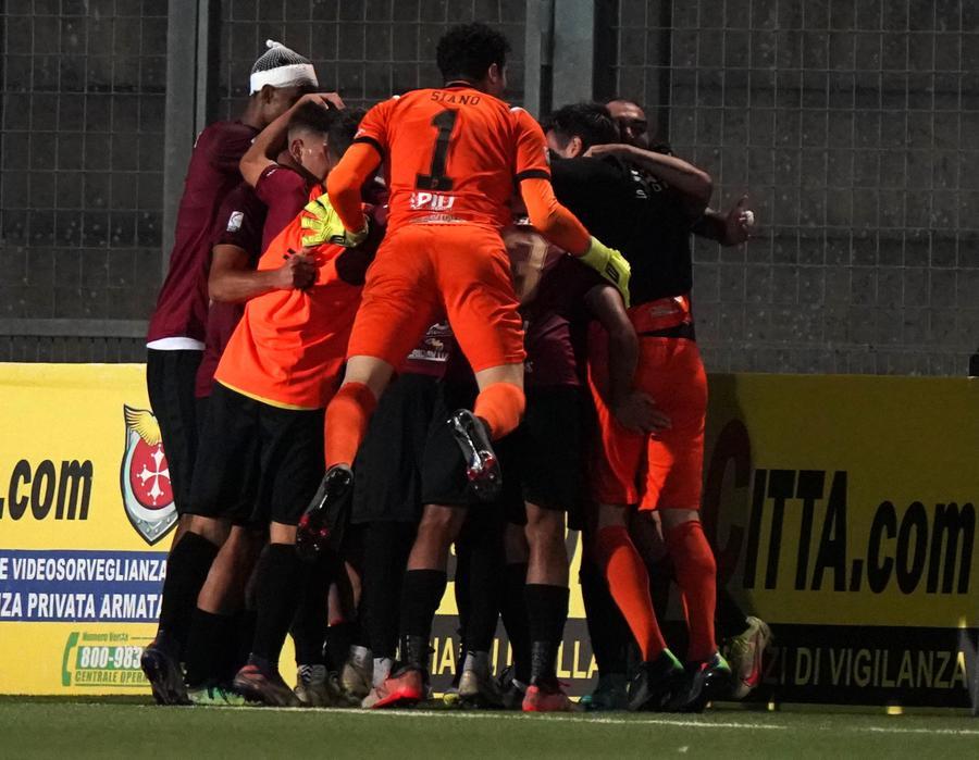 
	I giocatori del Pontedera festeggiano la rete di Nicastro che vale la vittoria contro la Torres (Foto di Franco Silvi)

