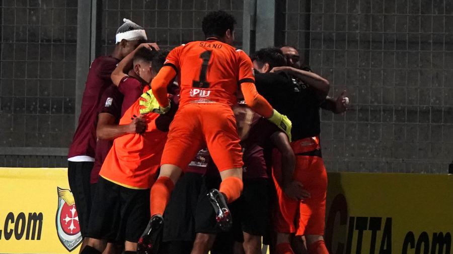 I giocatori del Pontedera festeggiano la rete di Nicastro che vale la vittoria contro la Torres (Foto di Franco Silvi)