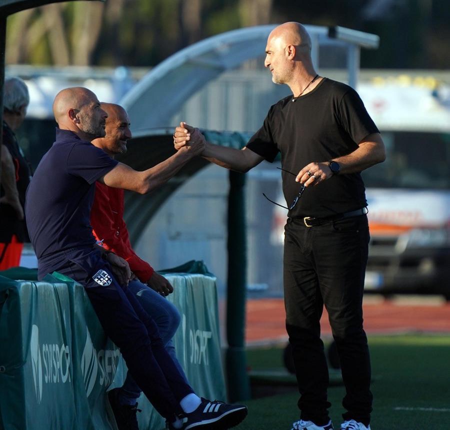 
	Il saluto prima dell'inizio di gara fra i tecnici Greco (Torres) e Canzi (Pontedera)

