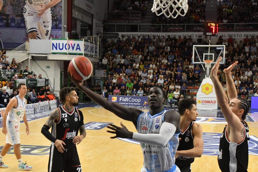 
	Diop sotto canestro (foto mauro chessa)

