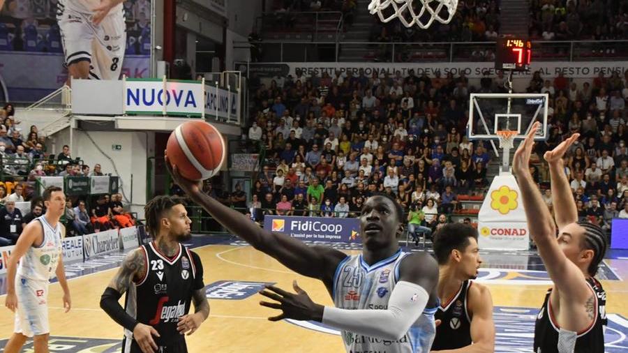 Diop sotto canestro (foto mauro chessa)