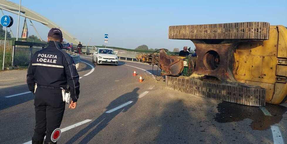 Bomporto Il cingolato si ribalta dal camion Ponte chiuso e il traffico va in tilt 