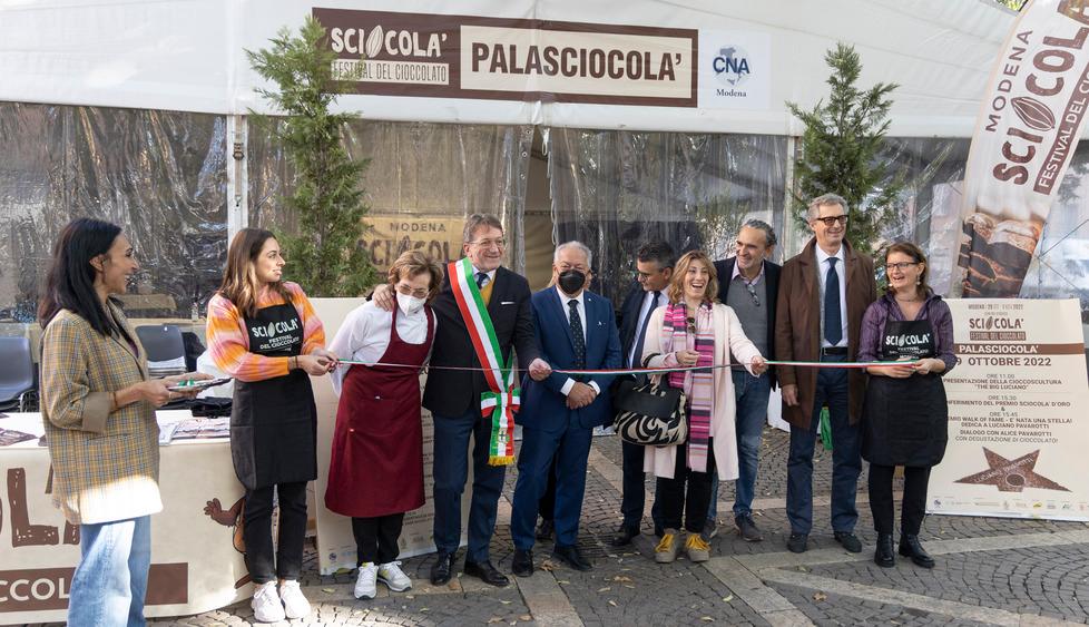 Modena in festa tra la cioccolata e un dolce busto di Pavarotti