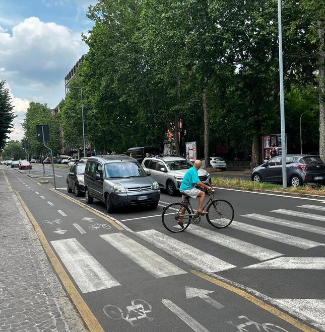 Modena, via Giardini. Tre passaggi pericolosi E l’annuncio di 8 mesi fa «Elimineremo i parcheggi» 