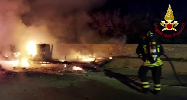 Livorno, camper e roulotte in fiamme sul viale Italia – Video