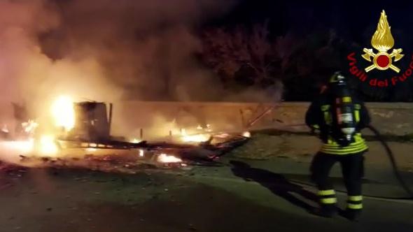 Livorno, camper e roulotte in fiamme sul viale Italia – Video