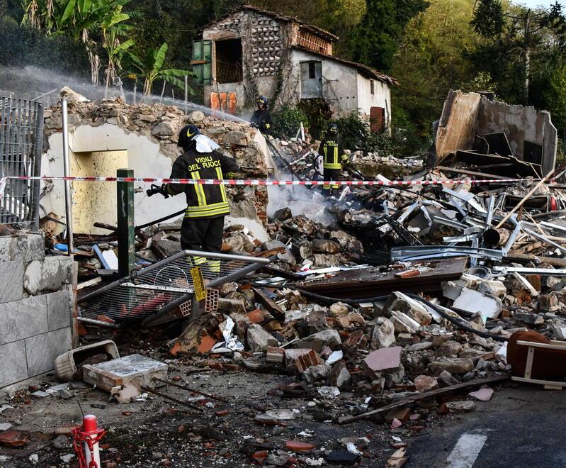 Un cumulo di macerie fumanti: ecco quello che resta dell’abitazione in cui vivevano due famiglie a Torre