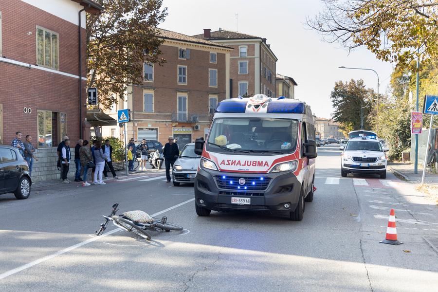 Un ciclista  investito sulla Nonantolana alla Crocetta