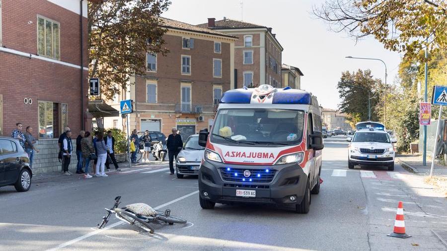 Un ciclista investito sulla Nonantolana alla Crocetta