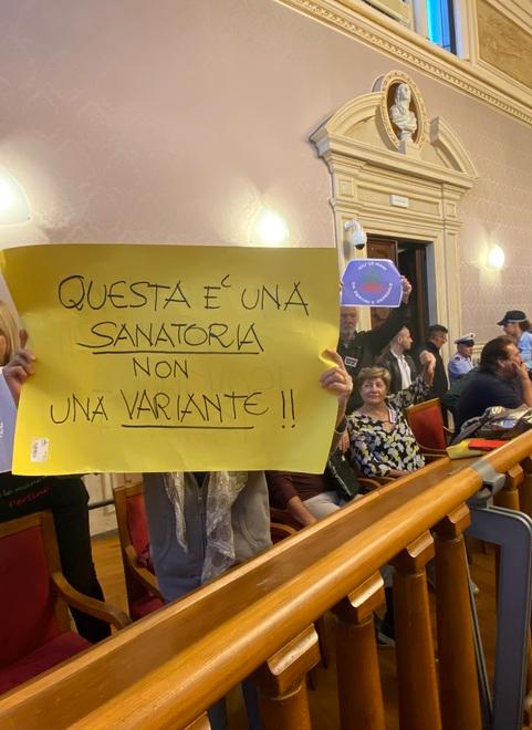 «Solo giochini da vecchia politica». E Salvetti dice no al referendum bis sul nuovo ospedale