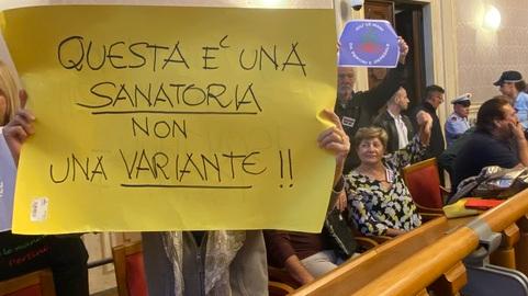 «Solo giochini da vecchia politica». E Salvetti dice no al referendum bis sul nuovo ospedale