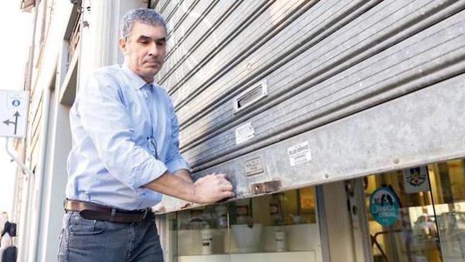 Il farmacista Piero Pacenti tira giù per l’ultima volta il bandone dell’attività