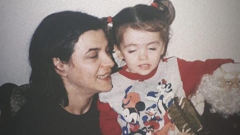 Martina con la madre Antonella in una foto scattata 20 anni fa