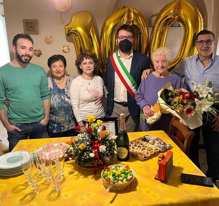 Annina Torre festeggiata dai familiari e dagli amministratori comunali nella casa di Altopascio dove vive oggi