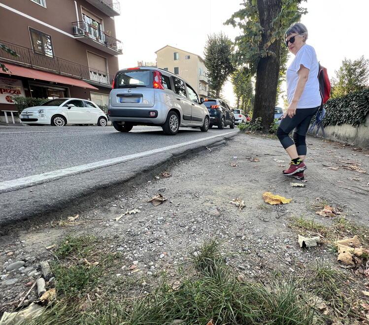 Senza marciapiede e caos di traffico: «In via Sestini il pericolo è di casa»