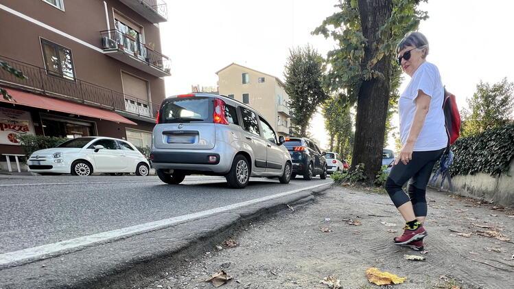 Senza marciapiede e caos di traffico: «In via Sestini il pericolo è di casa»